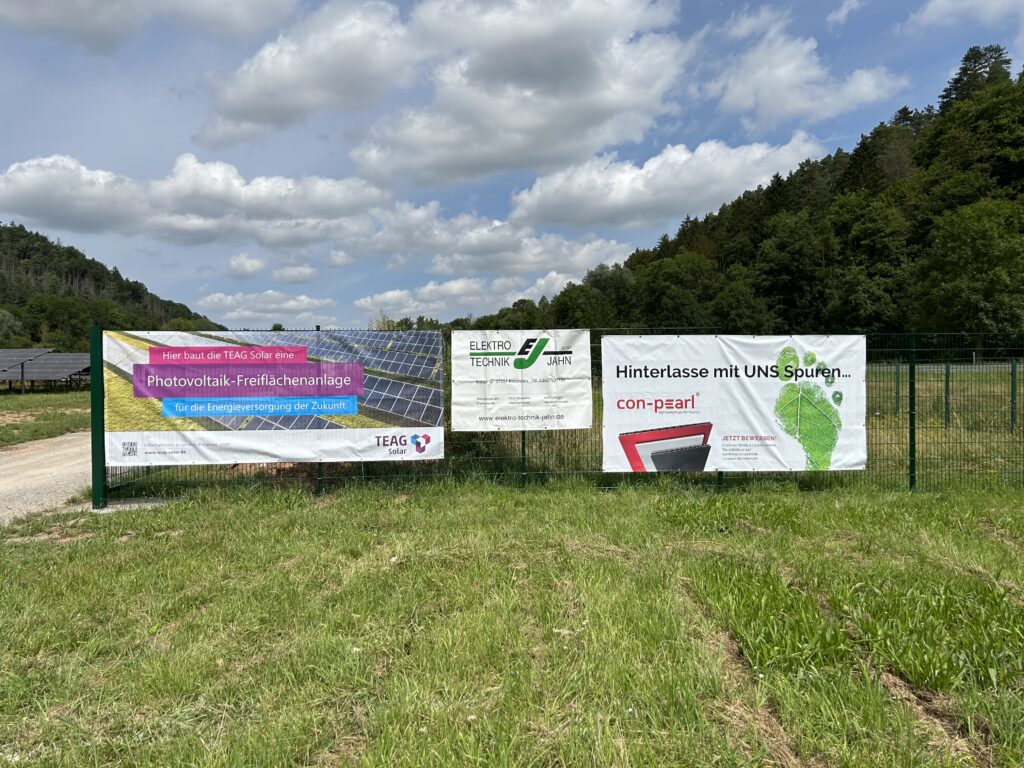 Werbebanner am Eingang zum con-pearl Solarpark