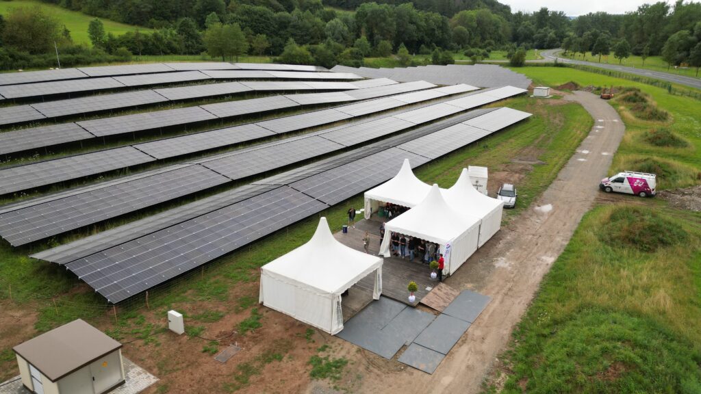 Blick aus der Vogelperspektive auf die Eröffnung der neuen Photovoltaik-Anlage